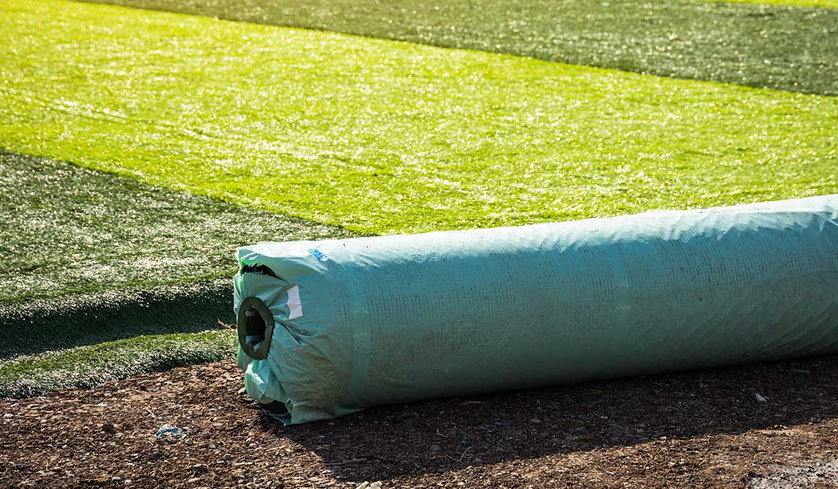 установка искусственной травы